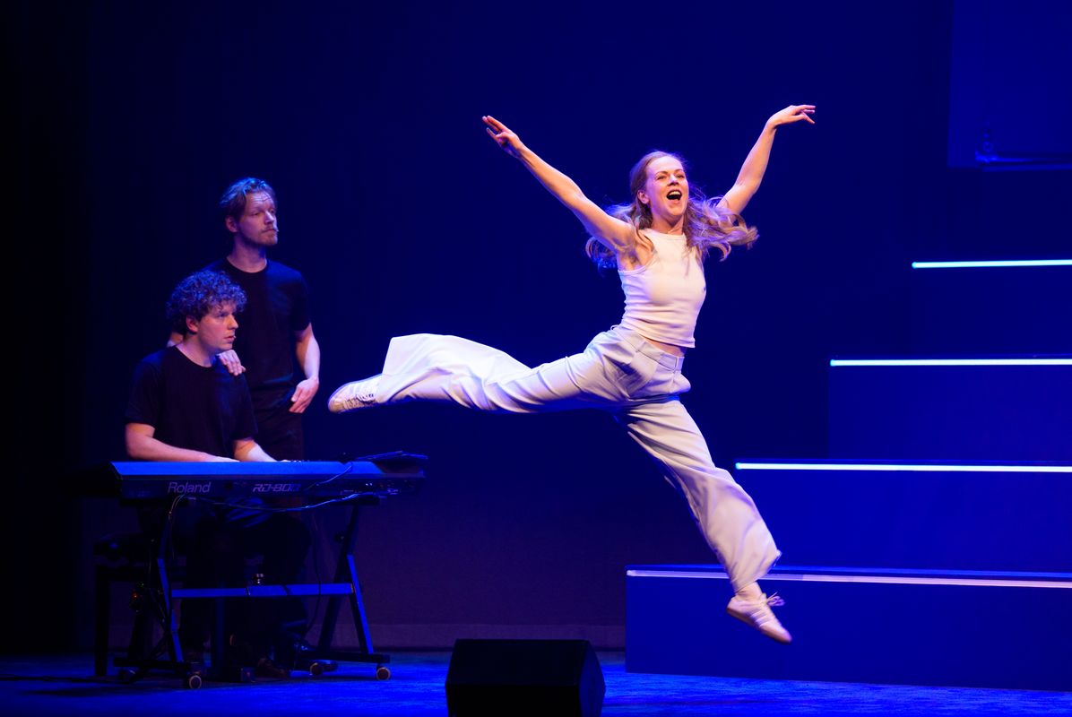 Lisa Ostermann springt in de lucht