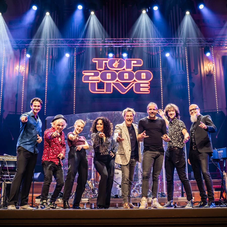 Muzikanten op podium.
