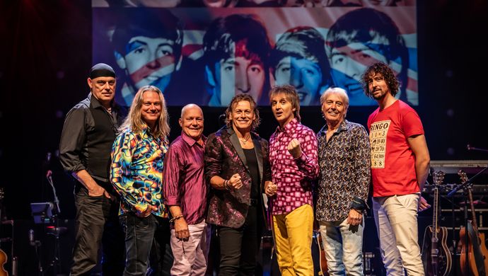The Stones vs The Beatles cast op het podium