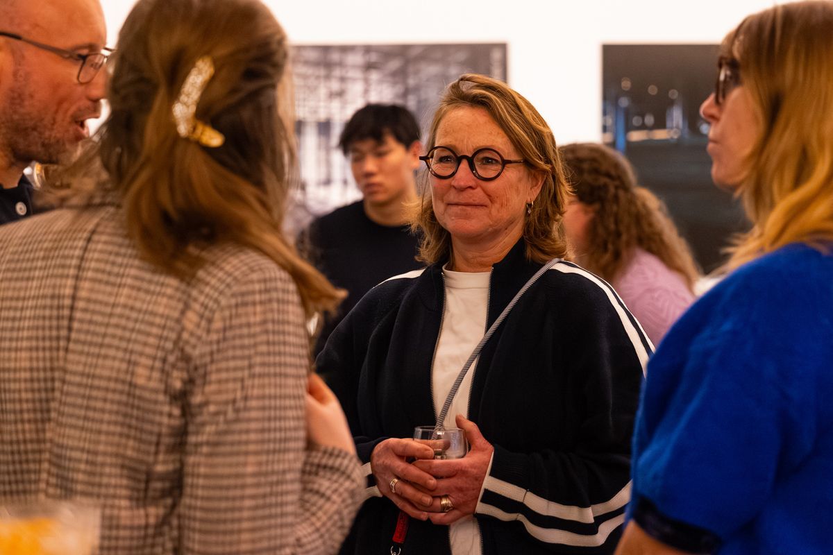 Aanwezigen pratend met elkaar