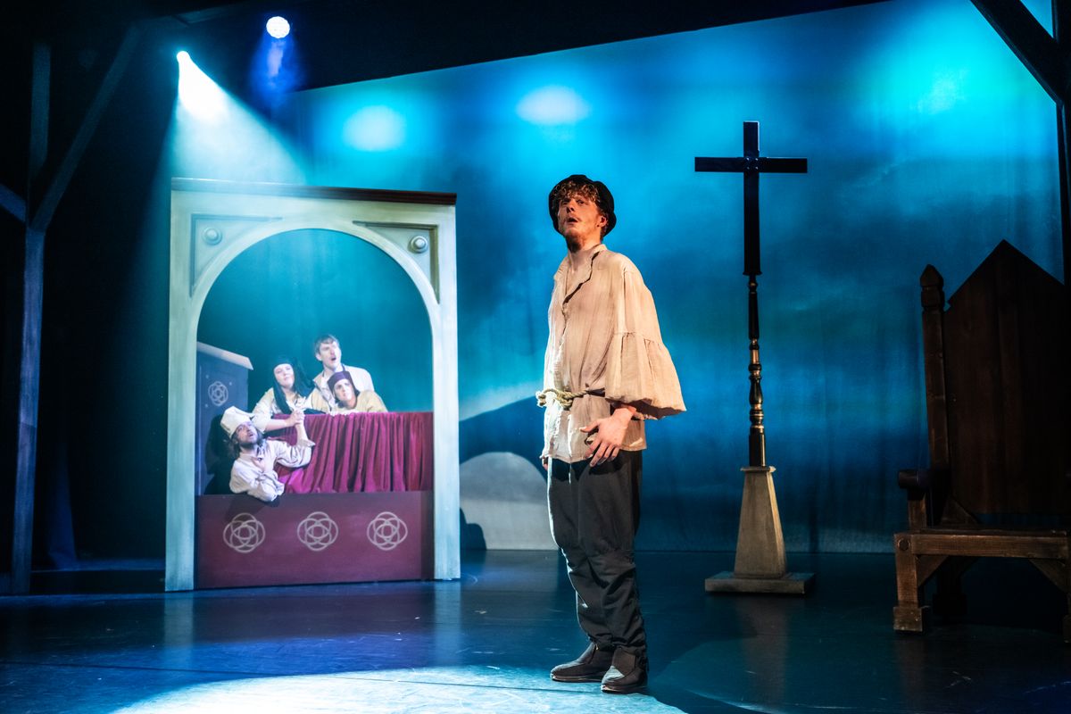 een castlid en kruisbeeld op voorgrond, rest cast op achtergrond