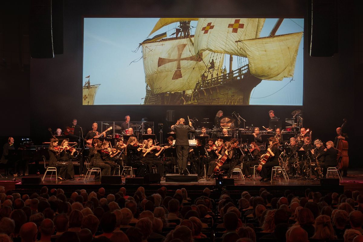 Scenebeeld Cinemusic met filmschip op achtergrond