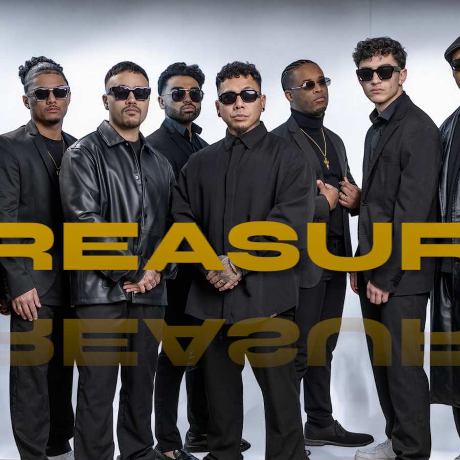 Bandleden verkleed als Bruno mars met tekst Treasure