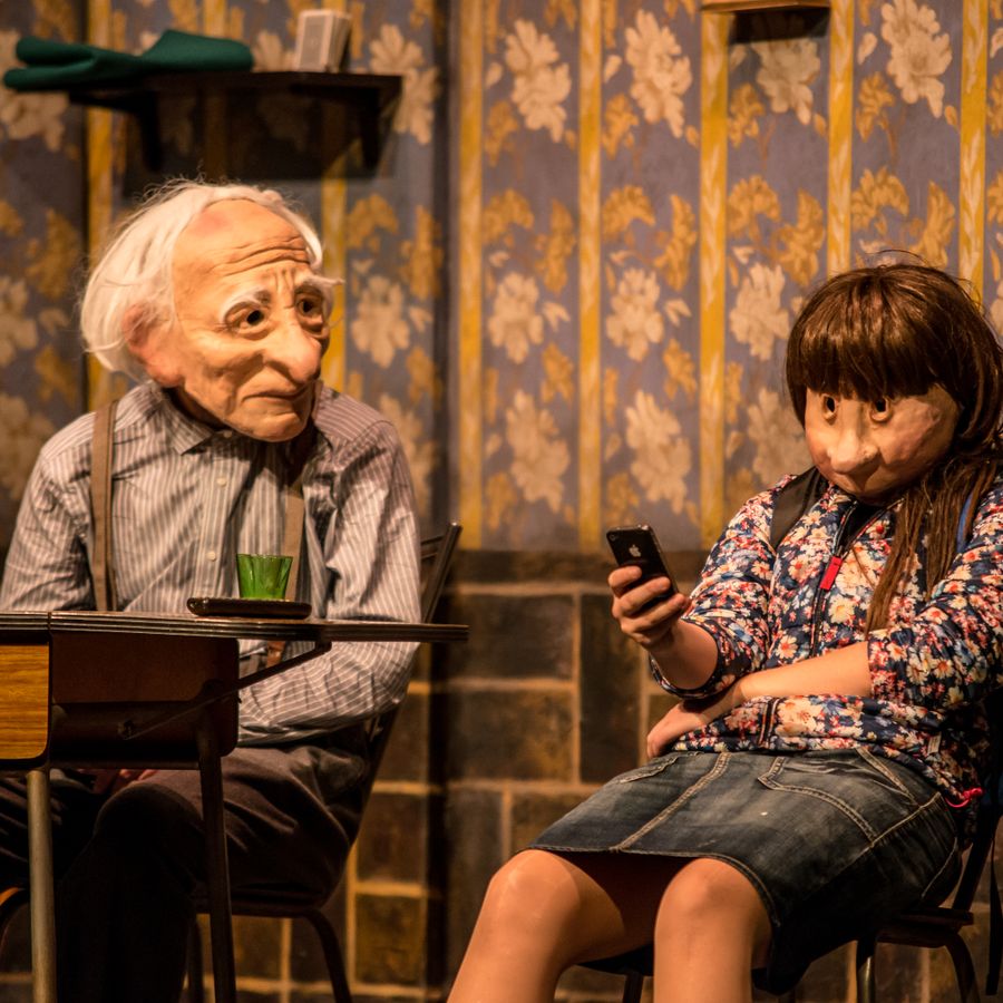 Twee acteurs met maskers