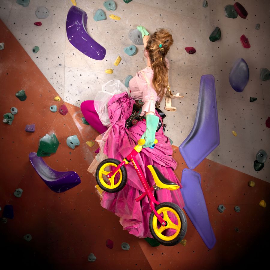 Nanna Tieman op een klimmuur