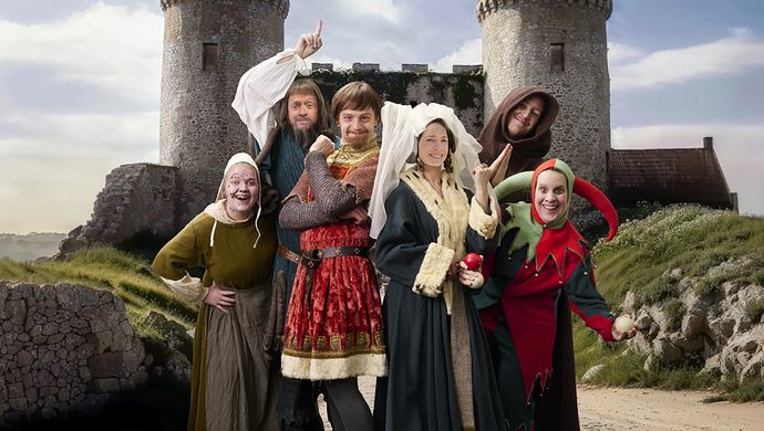 6 personen in Middeleeuwse kleding voor een oud kasteel