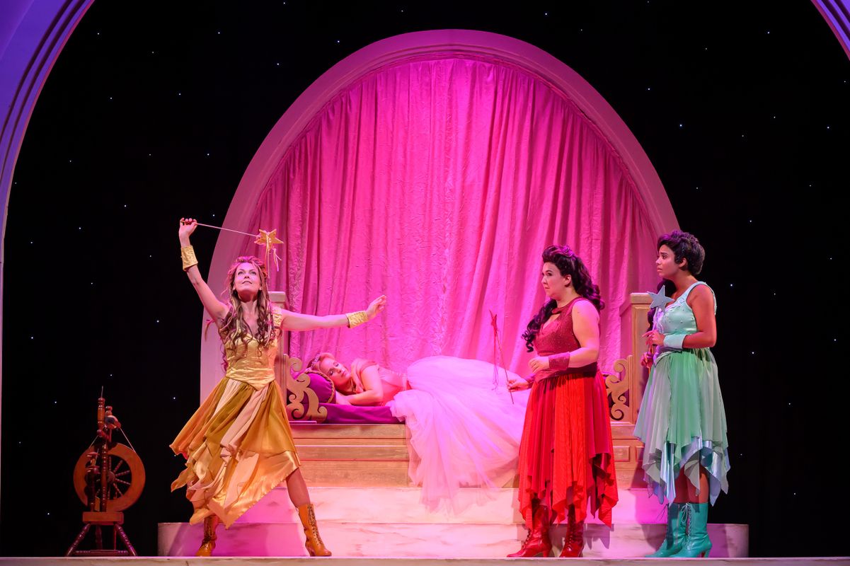 Scenefoto met drie prinsessen in kleurrijk decor