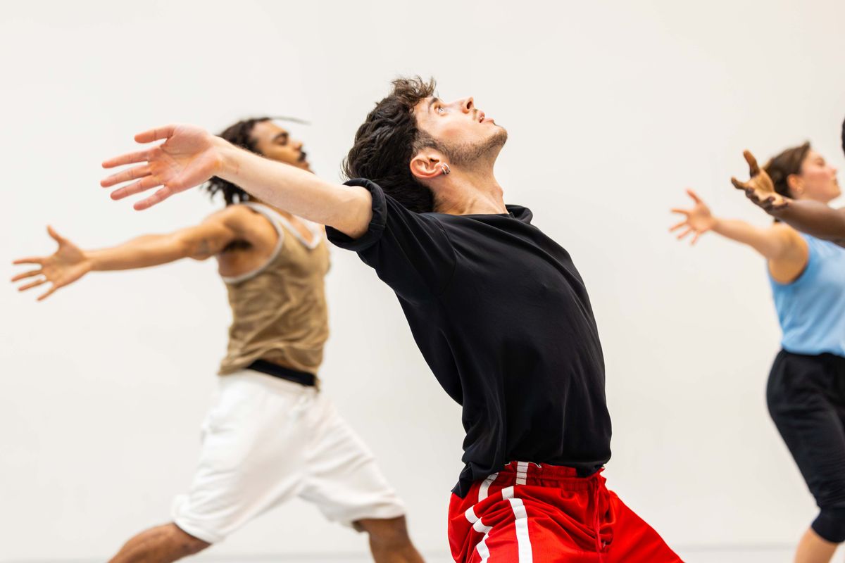 drie dansers achterover buigend met armen naar achteren