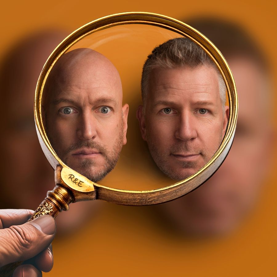 Hoofden van Rob en Emiel door vergrootglas