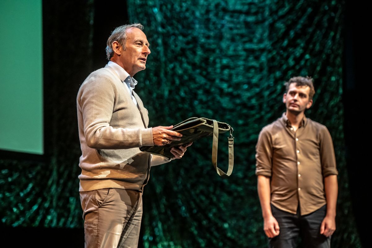 Mart en Tijmen samen op het toneel, Mart met legertas in handen