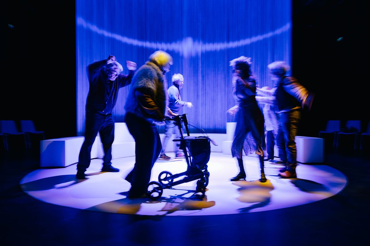 alle acteurs dansend in cirkel op het podium