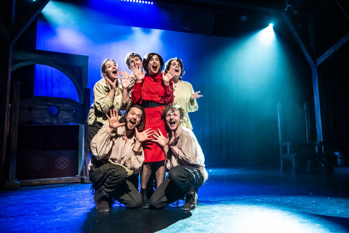 cast van het stuk bij elkaar op het podium