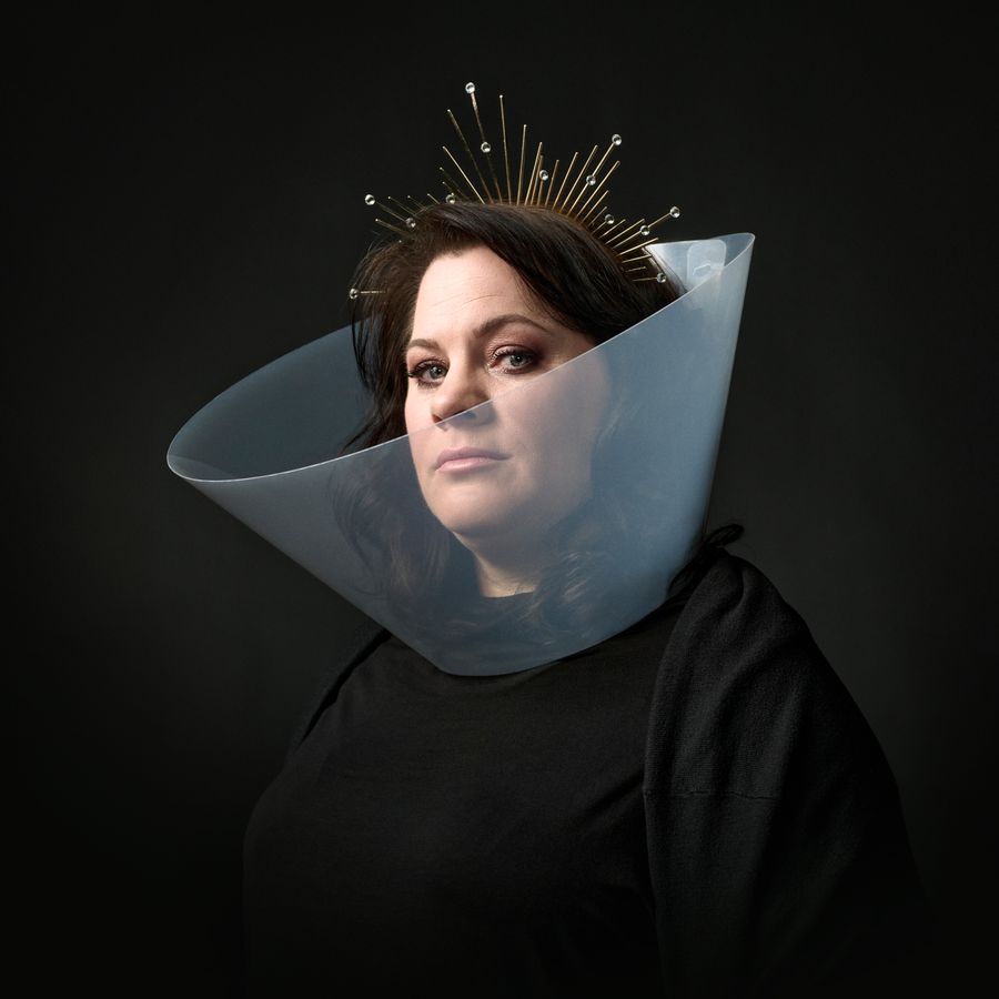 Berit met kroon en plastic opstaande plastic beschermkraag
