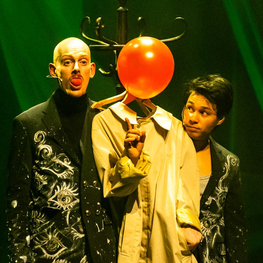 Niek en Guy met een ballon