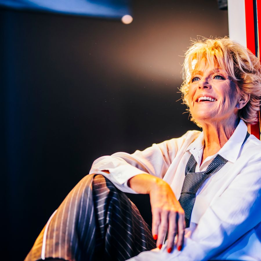 Simone Kleinsma tegen een benzinepomp