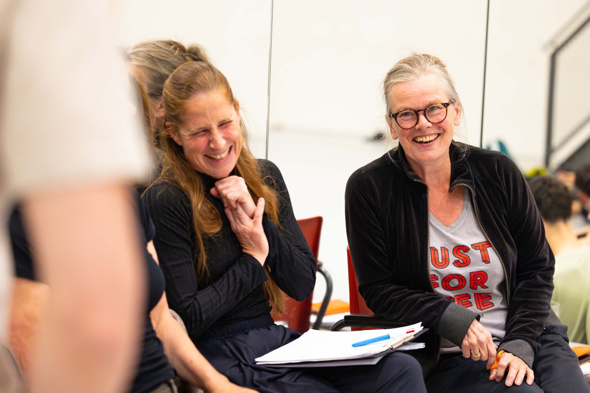 Conny en Patricia lachend bij een repetitie