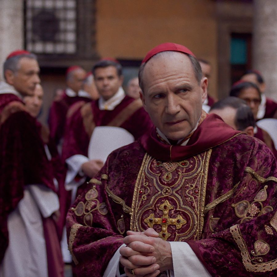 Ralph Fiennes omringd door andere geestelijk leiders