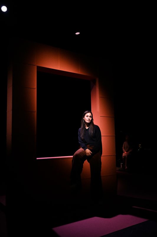 Dilan Yurdakul in een raamkozijn op podium