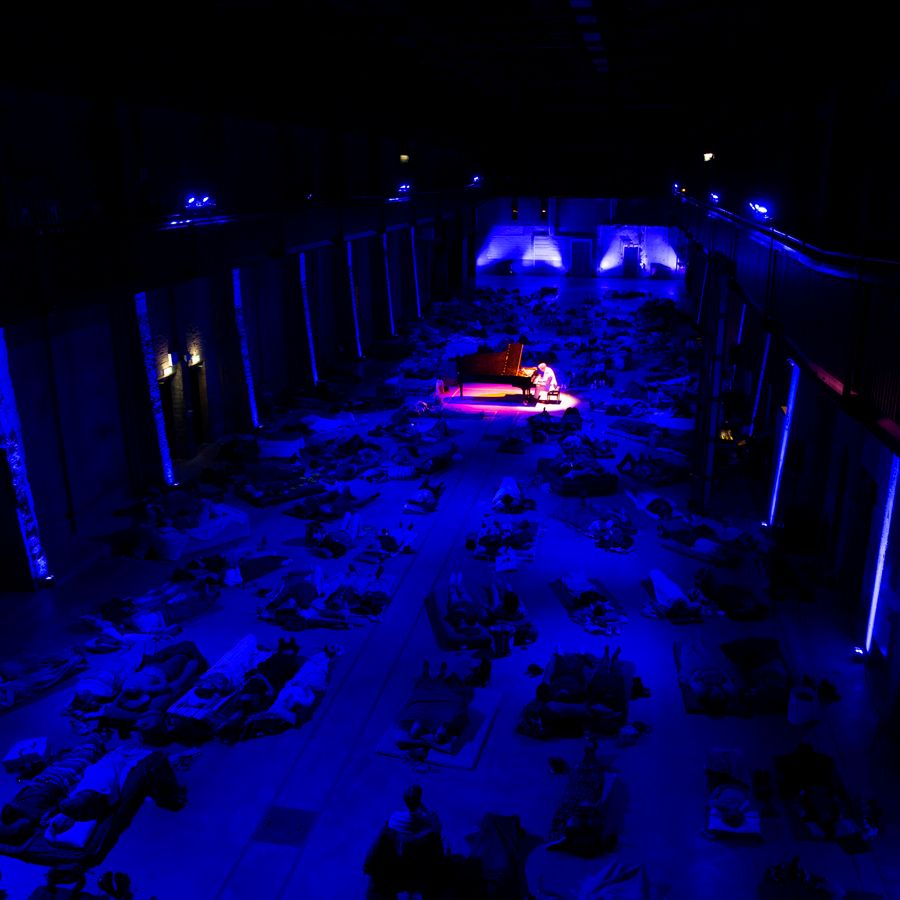 Grote zaal van bovenaf in blauw licht