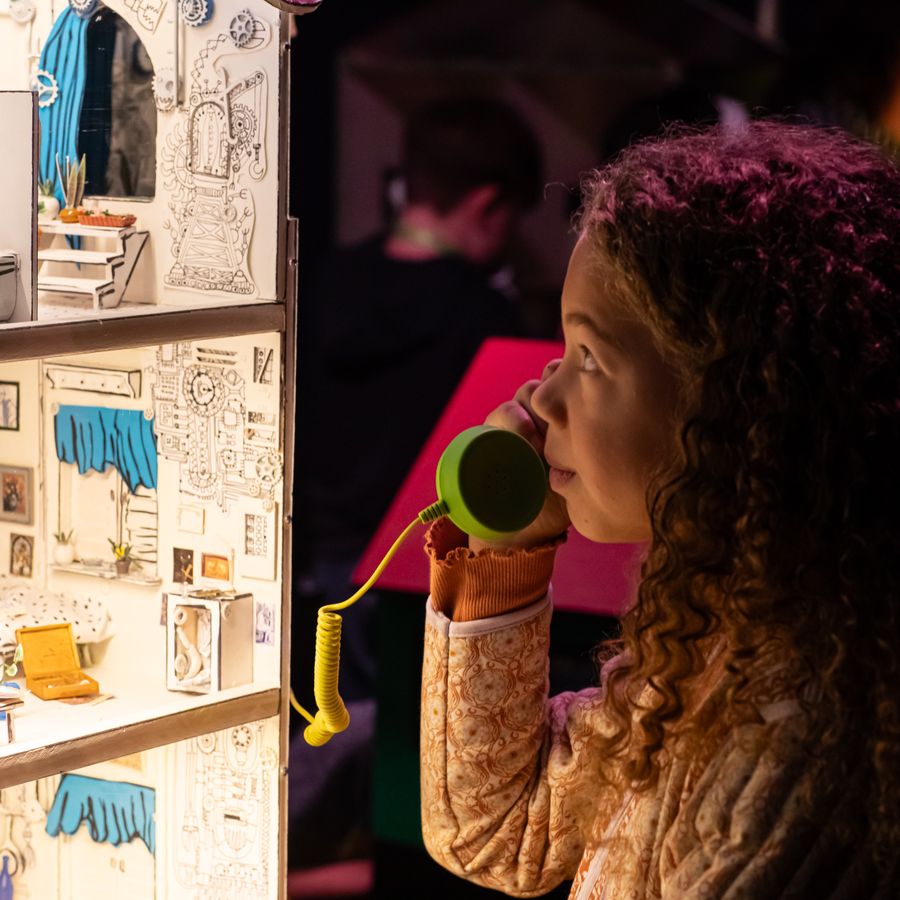 Meisje met telefoon voor poppenhuis