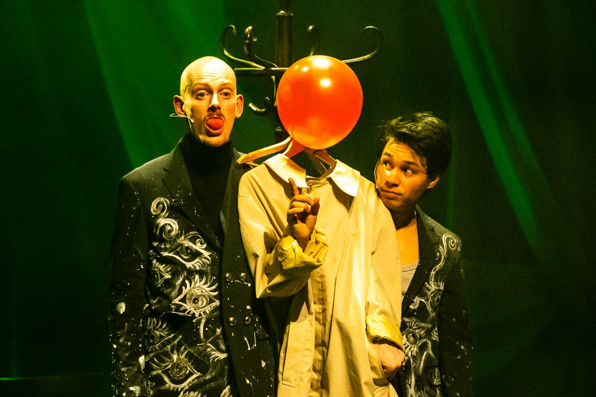 Niek en Guy met een rode ballon