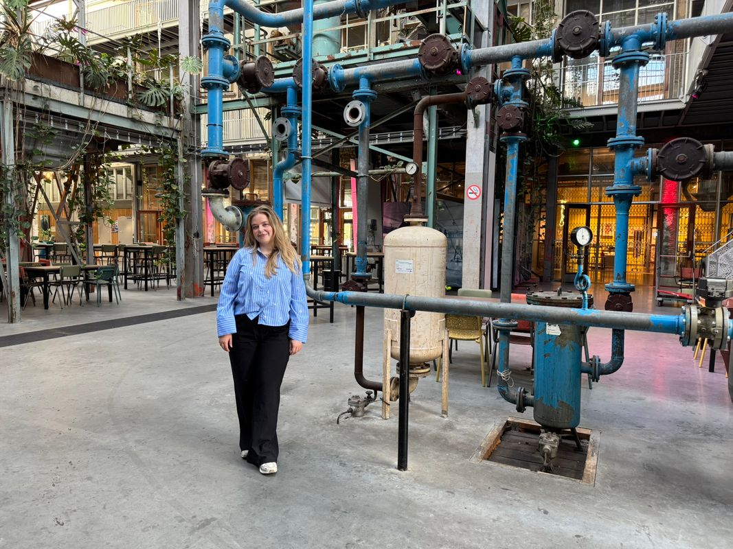 Demi in industriële omgeving van de Noordkade