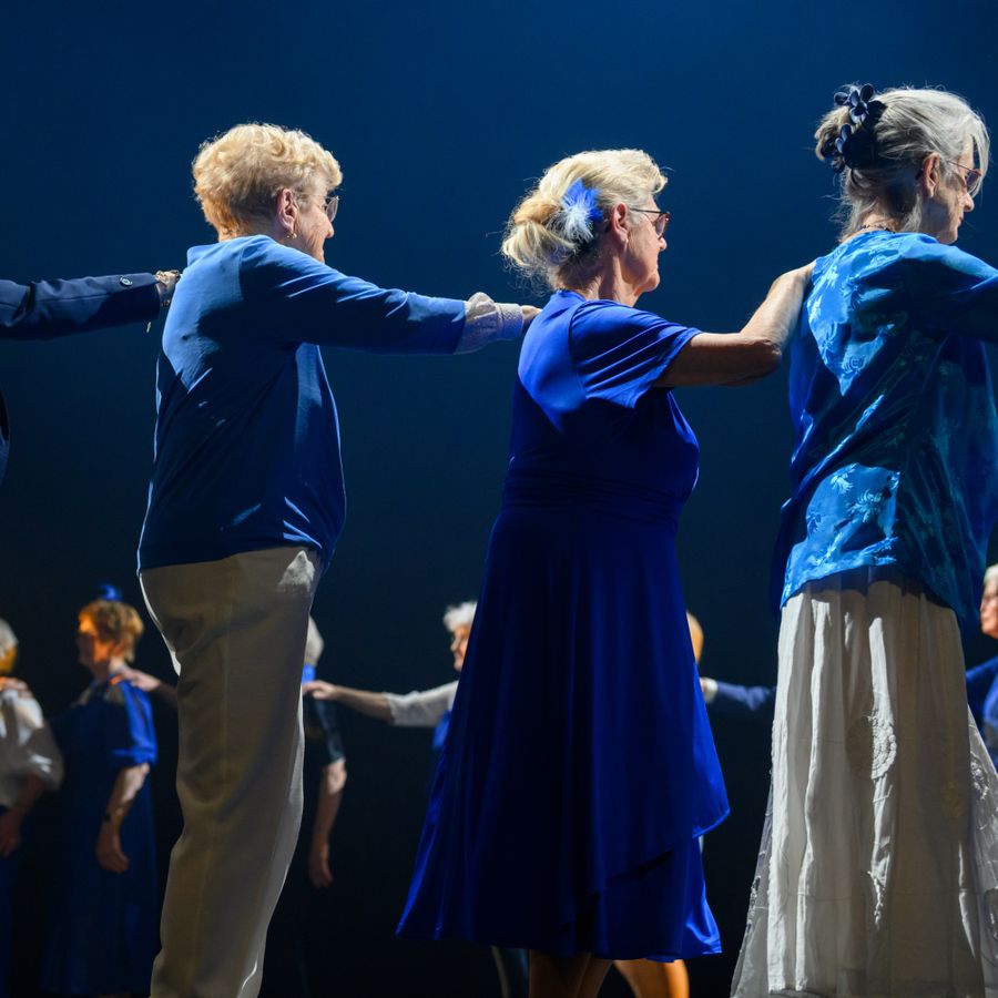 Ouderen dansen samen