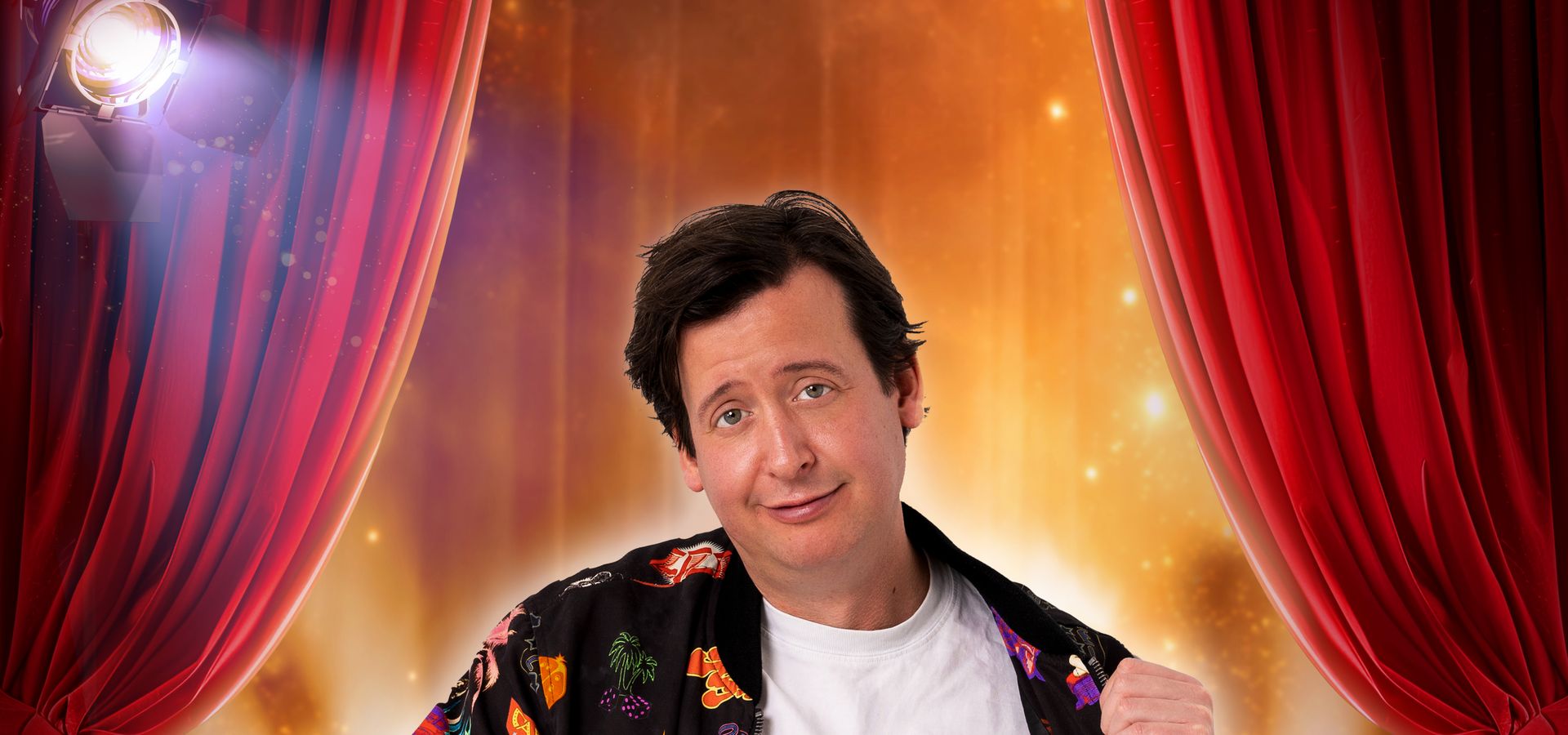 Steven Kazan voor een theatergordijn