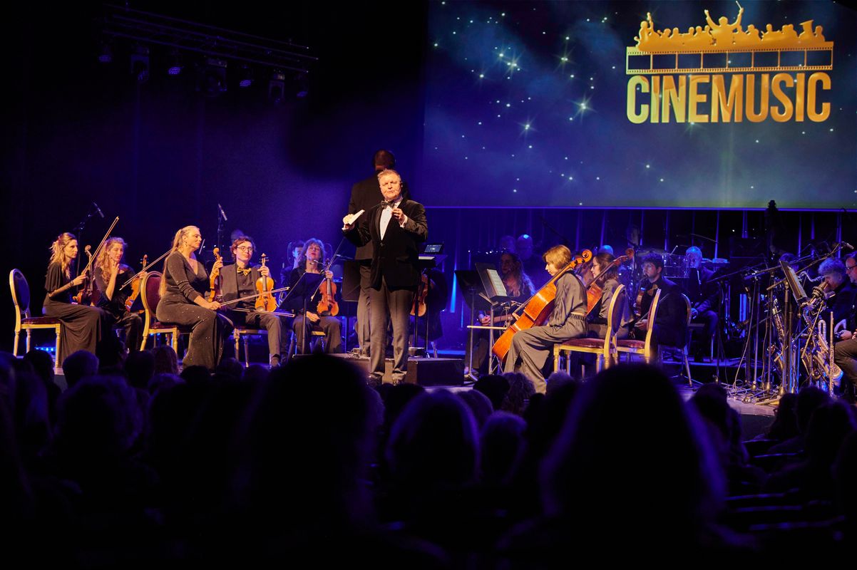 René Mioch en orkest tijdens Cinemusic