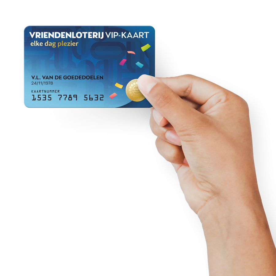 Hand houdt blauwe VIP kaart Vriendenloterij vast