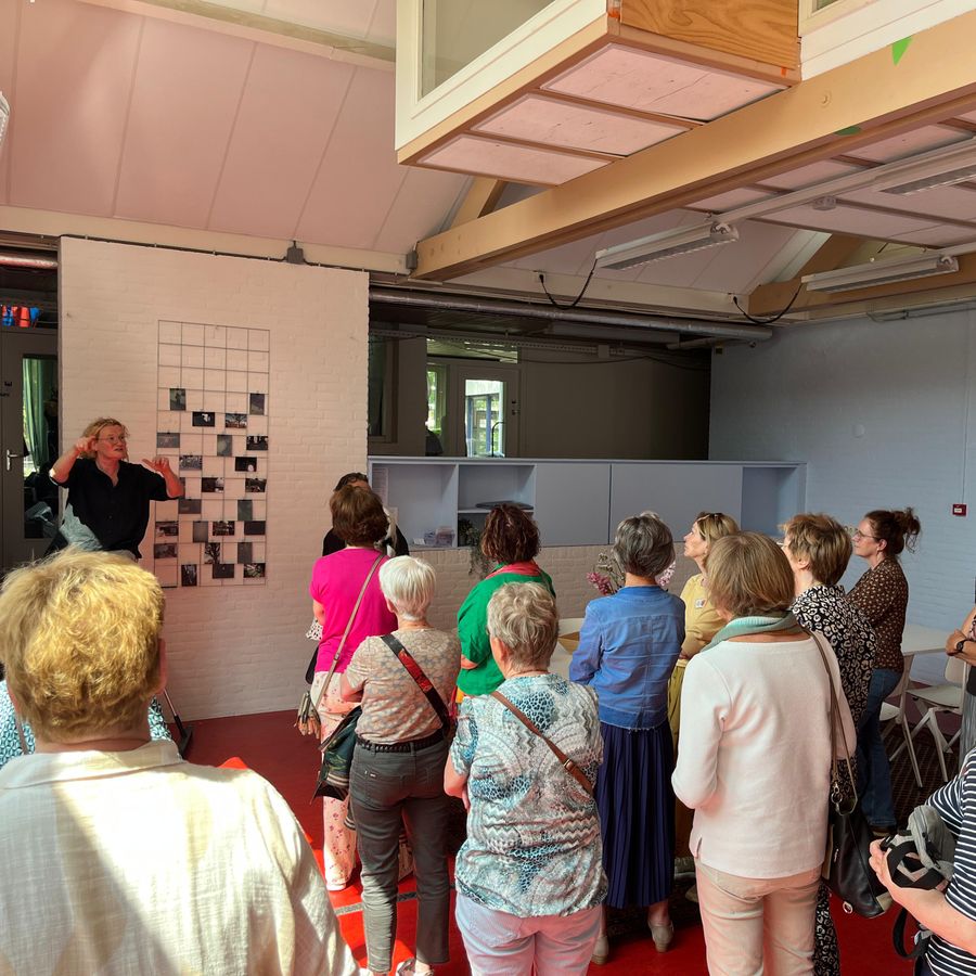 Minou vertelt over de ruimte aan excursie-deelnemers