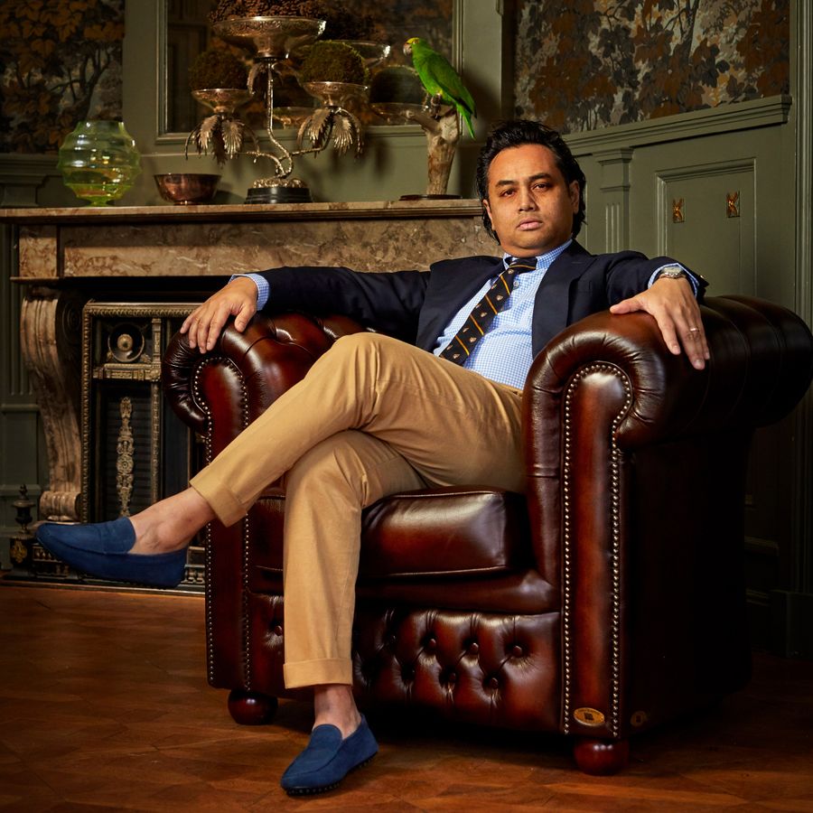 Daniel Arends in een klassieke fauteuil