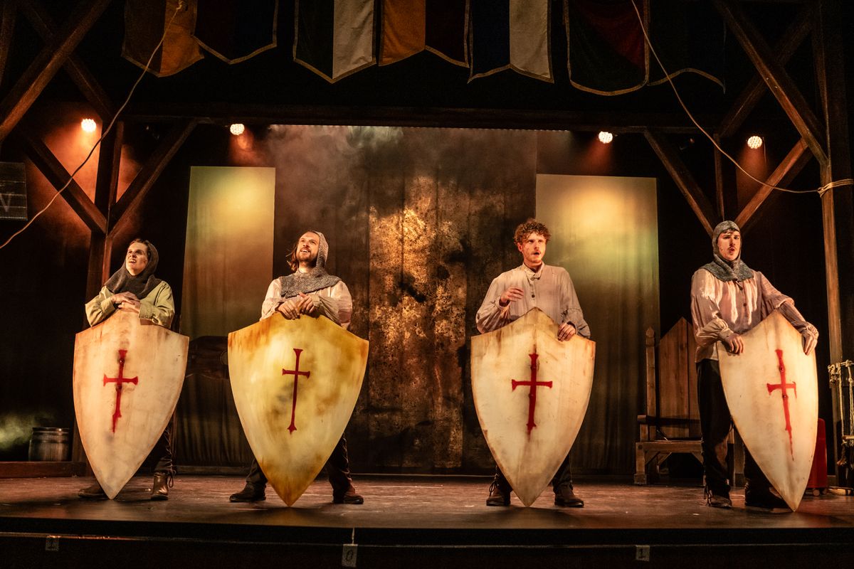 vier castleden als ridders met schild