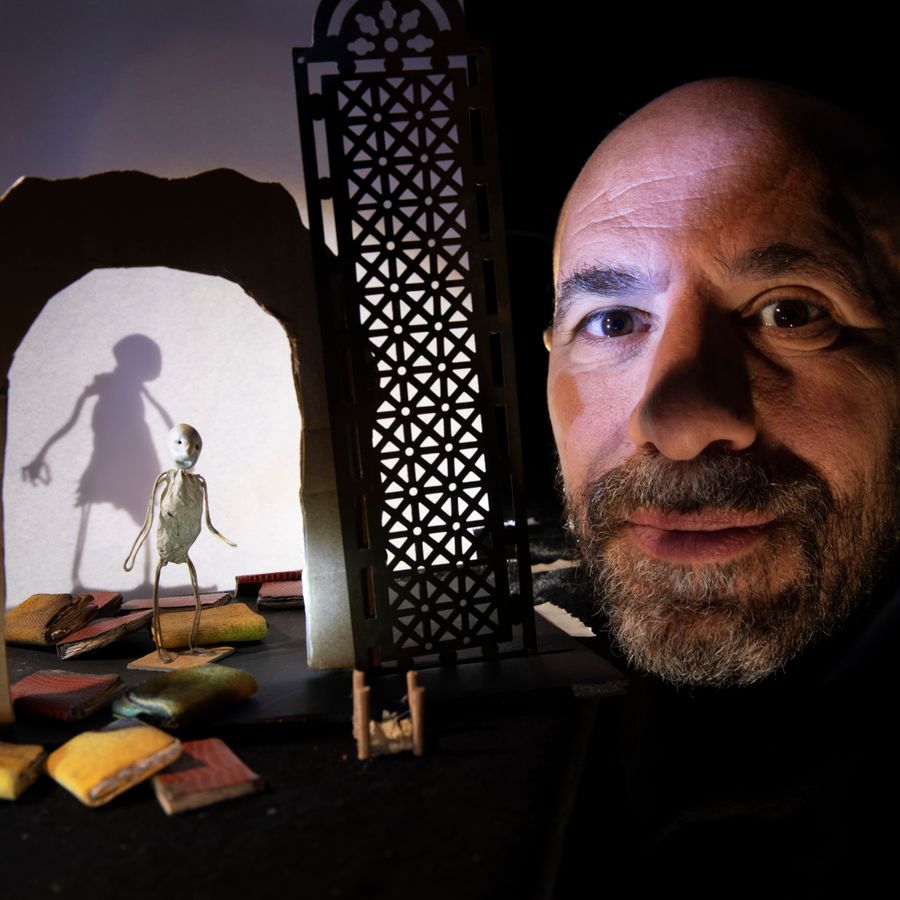 Abdelkader Benali bij een maquette