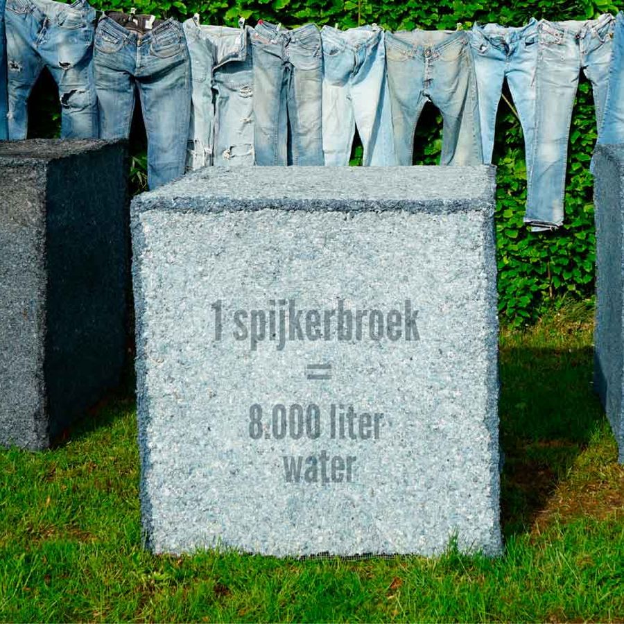 kubussen met op achtergrond spijkerbroeken