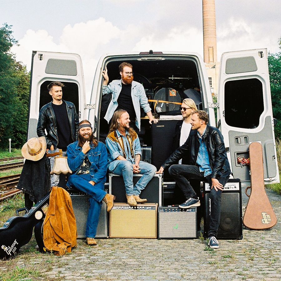 Leif de Leeuw band bij tourbusje