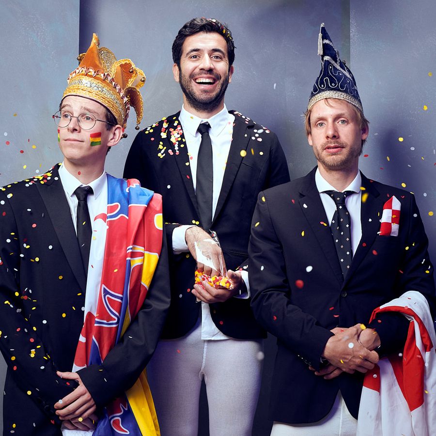 Thijs van de Meeberg,  Remy Evers en Marco Lopes als raad van elf verkleed met confetti