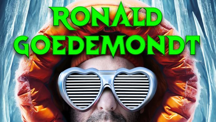 Ronald Goedemondt in een hele dikke winterjas met een hartjes zonnebril op. In groen staat groot zijn naam