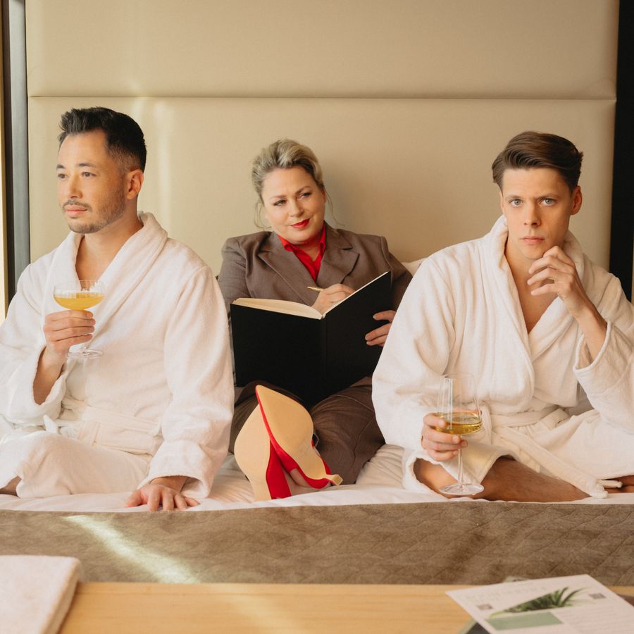 Rian Gerritsen, Leendert de Ridder en Joji Kyle Na zitten op een bed.