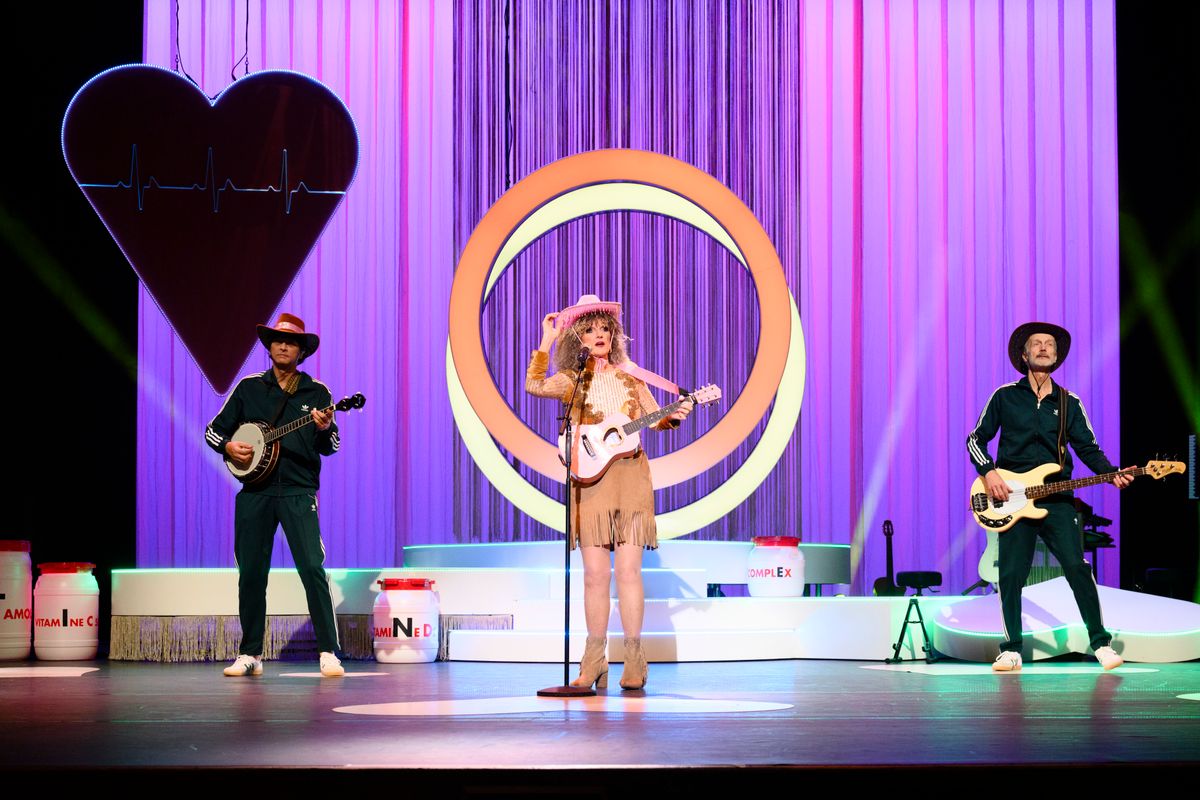 Tineke als countryzangeres met twee gitaristen op podium