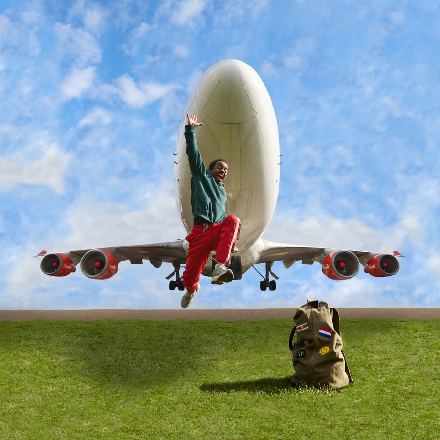 Danser springend met op achtergrond een vliegtuig