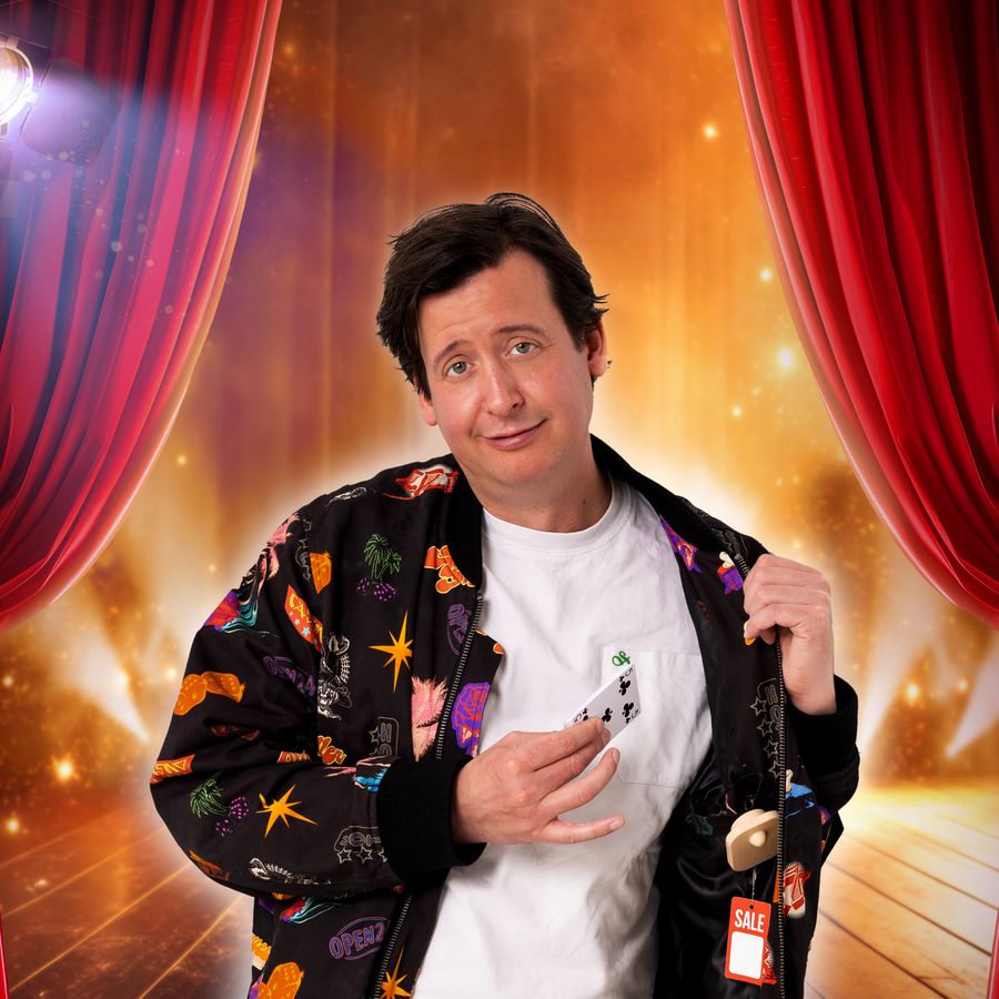 Steven Kazan voor een theatergordijn