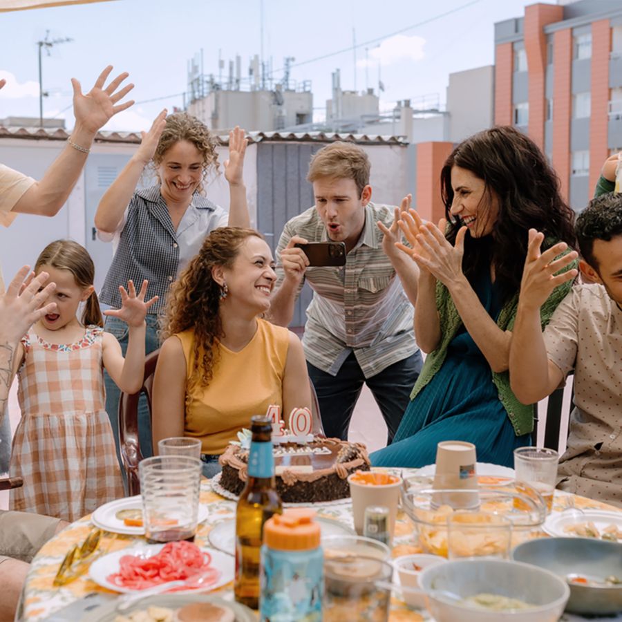 Groep mensen lachend rondom een tafel